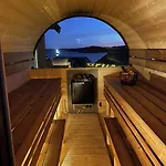 Seaside With Hot Tub And Sauna Sleeps 11 Semesterbostad *