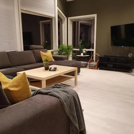 Seaside With Hot Tub And Sauna Sleeps 11
