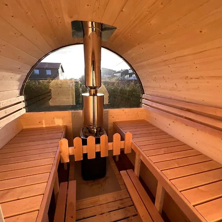 Lovely By The Sea With Hot Tub And Sauna * Forland