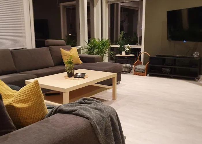 Seaside With Hot Tub And Sauna Sleeps 11