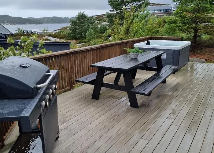 Seaside With Hot Tub And Sauna Sleeps 11