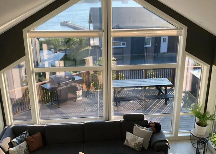 Seaside With Hot Tub And Sauna Sleeps 11